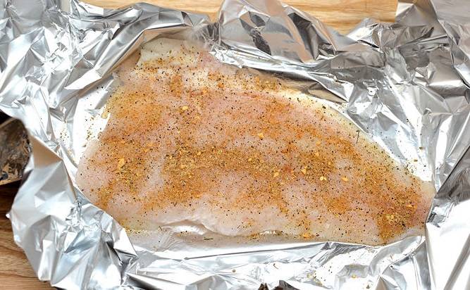 5. Посыпьте рыбу специями, солью, перцем.