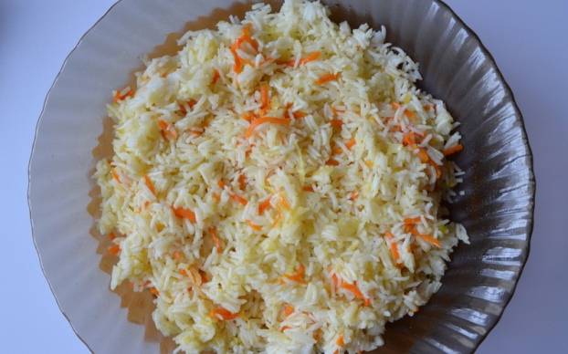 Рис смешанный с морковью, выкладываем в жаропрочную форму.