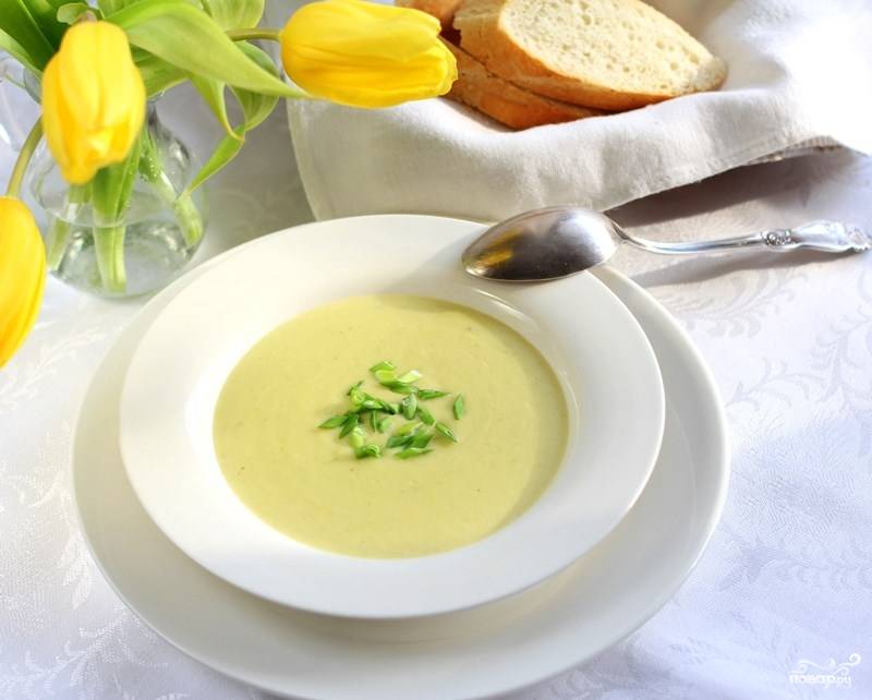 Когда суп будет готов, измельчаем его при помощи блендера, добавляя горячие сливки (разогреть их можно в микроволновке). И подаем суп из лука-порея к столу, добавив немного зеленого лука. Приятного аппетита!