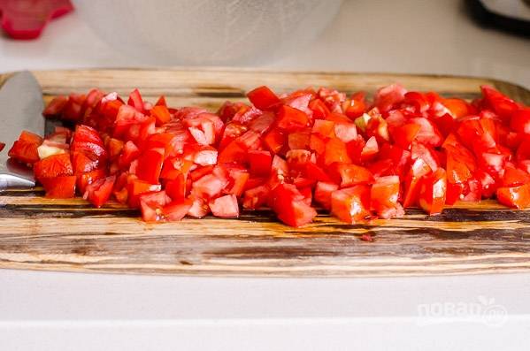 2. Вымойте и обсушите помидоры, нарежьте мелкими кубиками. 