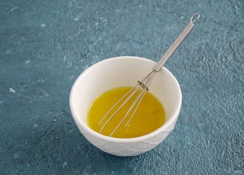 Смешайте оливковое масло, бальзамический уксус, сироп топинамбура, лимонный сок и соль. 