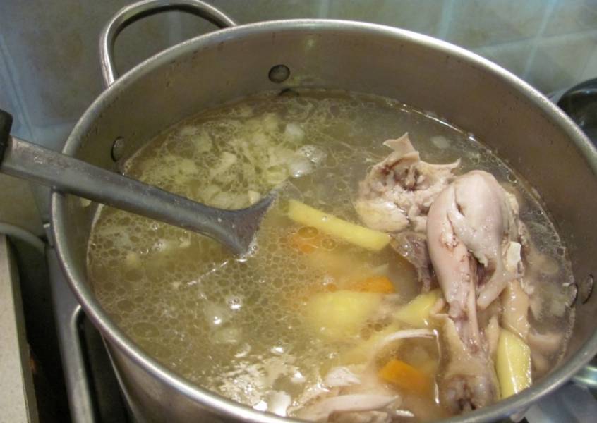 3. Когда уже и курица готова, - добавим порезанный брусочками картофель.