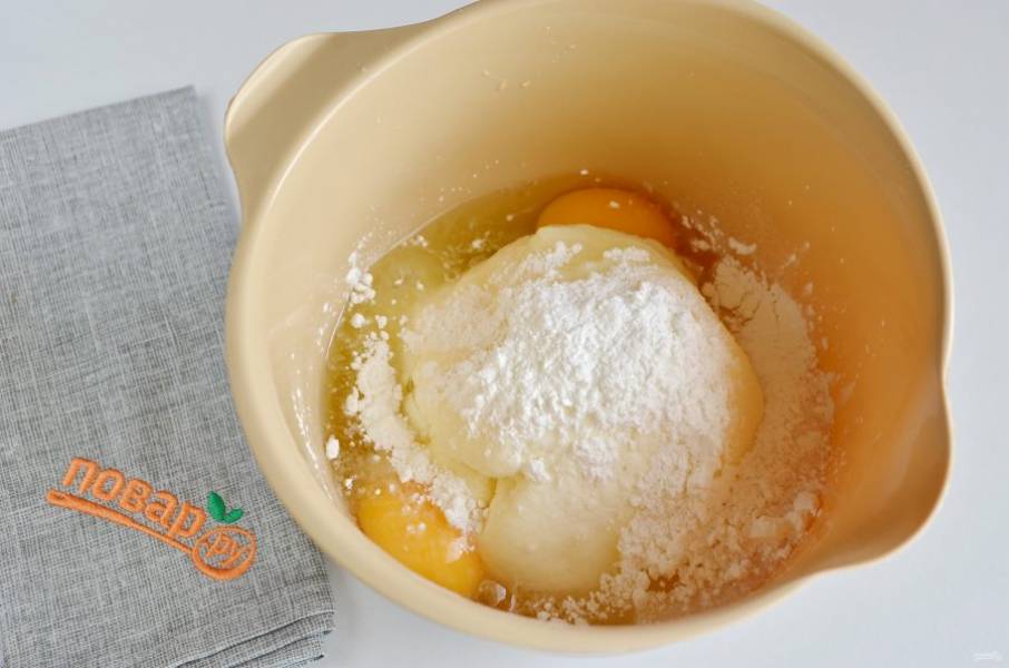 2. Сложите в глубокую тару творог, крахмал, яйца, сахар. Блендером доведите массу до однородного состояния. Мак желательно заранее проварить в воде (минут 15), слить воду, просушить на полотенце. Добавьте мак в  творожную начинку.