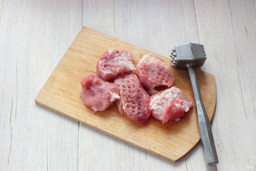 Мясо вымойте, обсушите и нарежьте на куски размером 4 на 4 см. Слегка отбейте их молоточком.