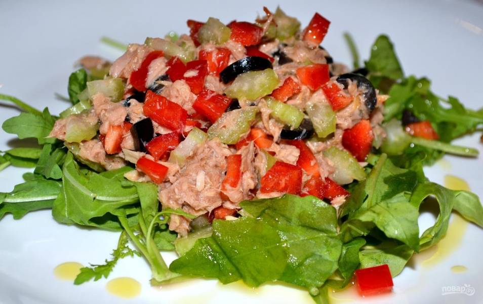 Салат с консервированным тунцом, пошаговый рецепт на ккал, фото, ингредиенты -