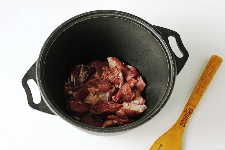 Разогрейте казан с маслом или любую другую посуду с толстым дном. Выложите нарезанное кусочками мясо. Добавьте горчицу, соль по вкусу, все перемешайте и готовьте на среднем огне до готовности мяса. Периодически можно подливать небольшое количество воды, до тех пор, пока мясо не станет мягким.