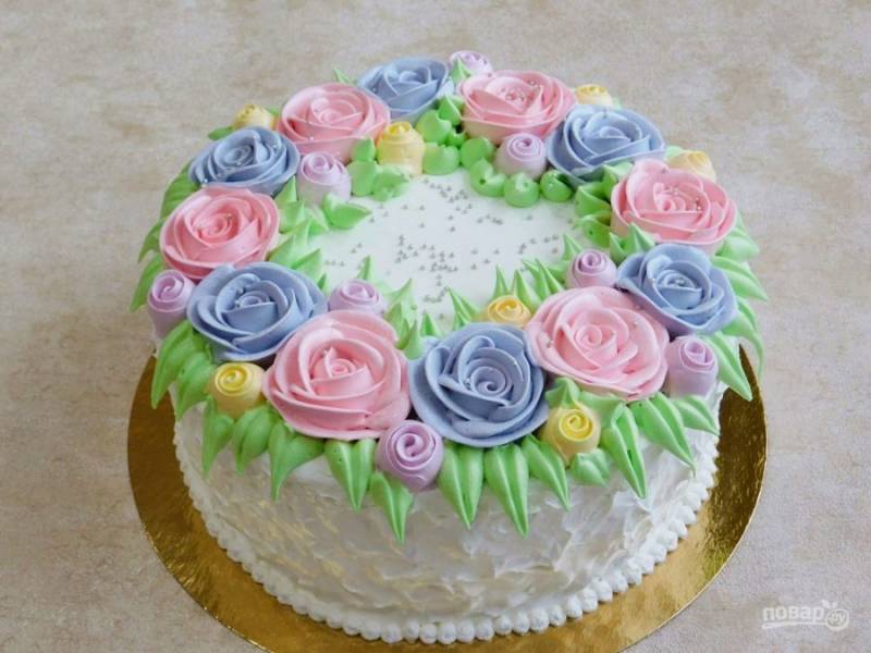 Для домашнего воскресного чаепития торт можно обсыпать молотыми орехами. А для праздничного стола, можно украсить торт цветами из крема.