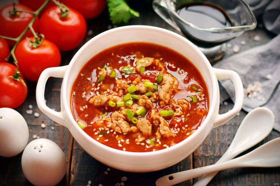 Ароматный китайский суп с томатами и яйцами всего за 15 минут: простой рецепт невероятного ужина