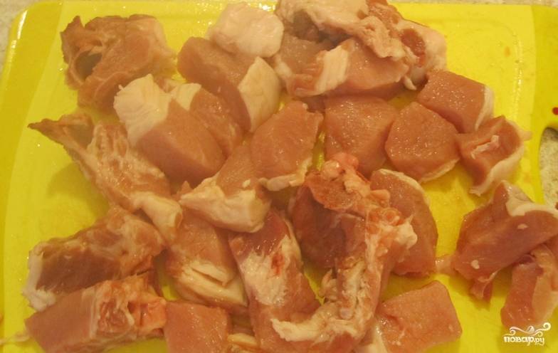 Свинину промойте, обсушите и порежьте небольшими кубиками.