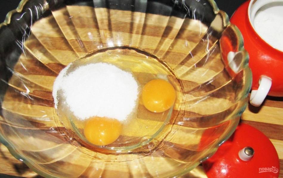 2.	Добавляю к яйцам сахарный песок, можно регулировать количество по своему усмотрению. Взбиваю миксером до образования пены.