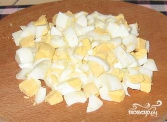 Отварить яйца, порезать кубиками.