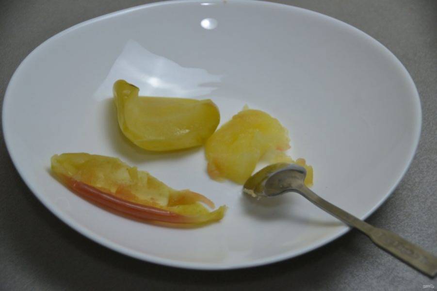 Из запеченных яблок приготовьте яблочное пюре, яблоки легко отделяются от шкурок, затем перетрите их через ситечко.