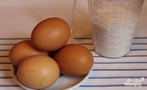 Замочим желатин в воде, пусть разбухает, а сами займемся тестом. В миске смешиваем яйца и сахар.