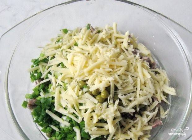 4. Выберете твердый сыр, опираясь на собственный вкус (лучше, если он будет более острым). Натрите небольшое количество сыра на крупной терке. Выложите его в салатницу.