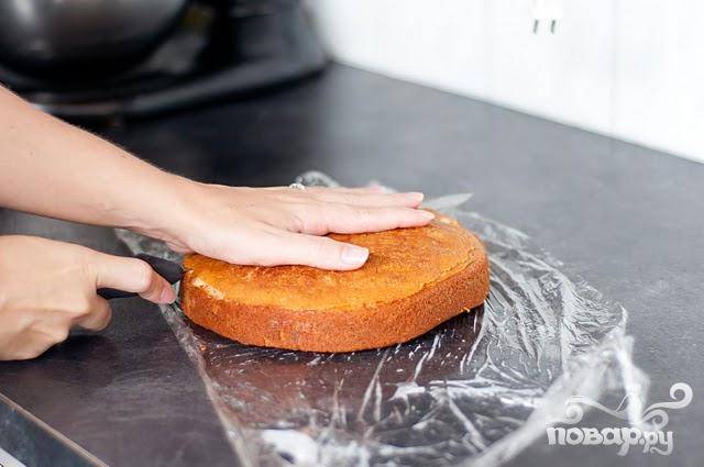 2. Вылить тесто в подготовленную форму. Выпекать в течение 25-30 минут, пока зубочистка, вставленная в центр торта, не будет выходить с несколькими крошками. Дать остыть в форме около 2 минут, затем выложить для охлаждения на стойку. Разрезать торт на 3 коржа. 