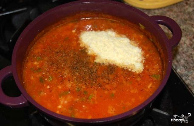 Пробуем суп и добавляем если нужно соль, сахар и перец. Натираем сыр на терке , высыпаем в суп и перемешиваем. Убираем кастрюлю с супом с плиты. Все готово!