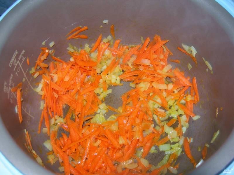 2. Далее, в мультиварке же в режиме "выпечка" или "жарка" на 15 минут обжариваем лук и морковку, чтобы лук стал прозрачным, а морковь - румяной. 