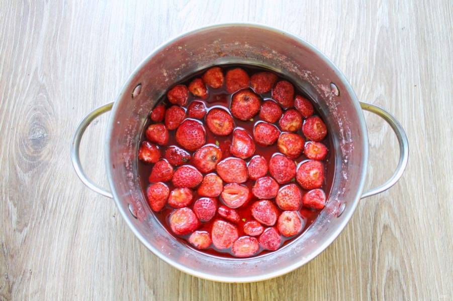 Оставьте ягоды с сахаром на несколько часов, чтобы клубника дала сок.