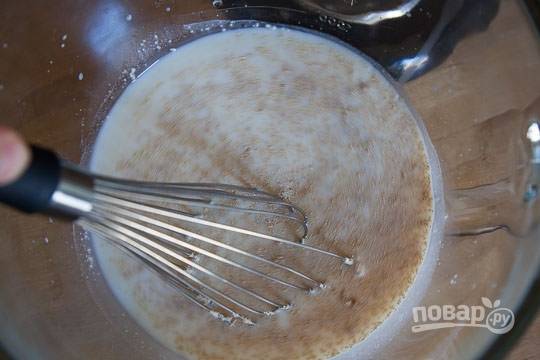 Влейте молоко в миску и отправьте туда дрожжи. Оставьте на 5 минут. Затем добавьте муку, манку, сахар, соль, соду, растопленное масло и слегка взбитые яйца. Все перемешайте.