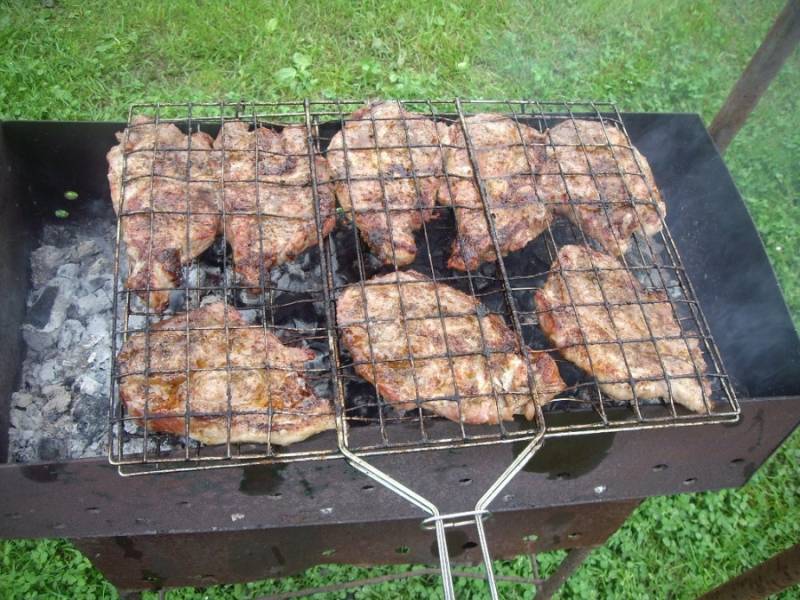 Мясо следует часто переворачивать, чтобы не подгорало. таким образом стейки равномерно зажарятся с обеих сторон и в середине мясо не будет сырым.