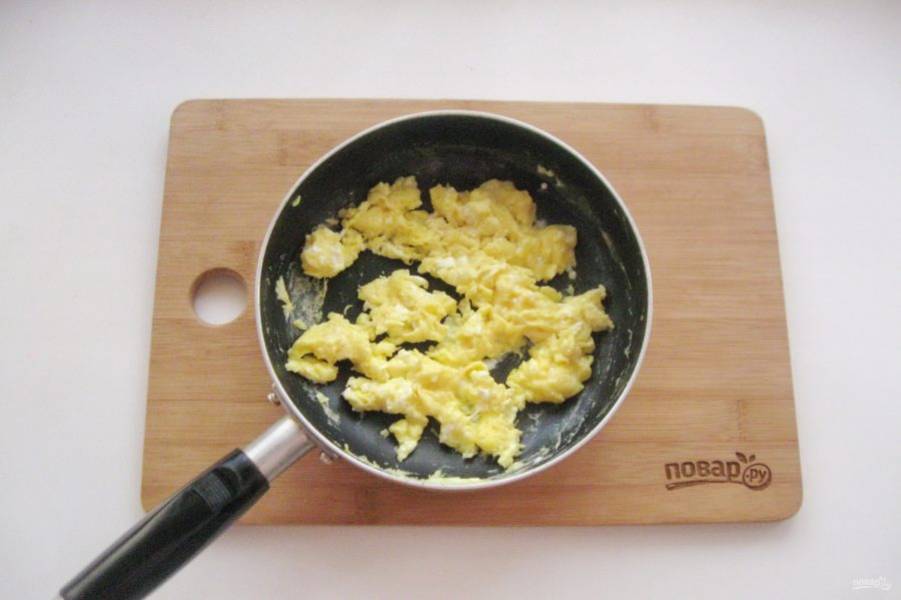 Взболтайте яйца и вылейте на сковороду с маслом. Постоянно перемешивайте, чтобы яйца поджарились кусочками.