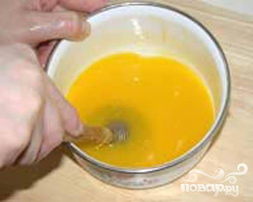 2.	Растопим сливочное масло и разотрем с ним соль и желтки. Переливаем растертые желтки в опару и добавляем просеянную муку с теплым молоком.