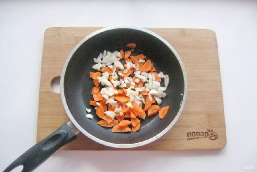 Морковь и лук очистите, помойте и мелко нарежьте. Выложите в сковороду.