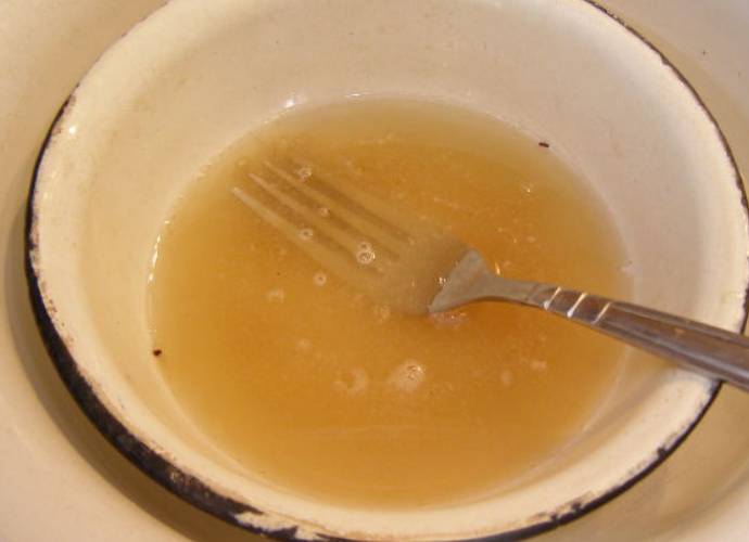 Поместите миску с желатином в горячую воду. Желатин должен полностью раствориться.