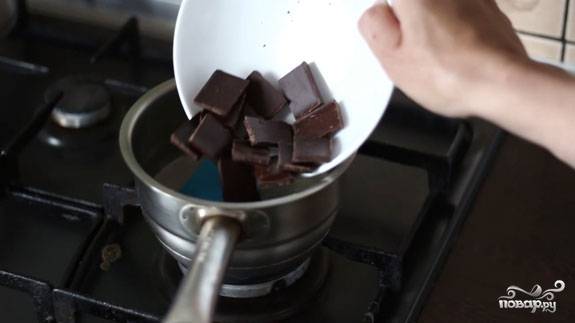 4.	Нагрейте глазурь до кипения. Положите разломанный на кусочки шоколад. Выключите кастрюлю. Помешайте, шоколад должен расплавиться.