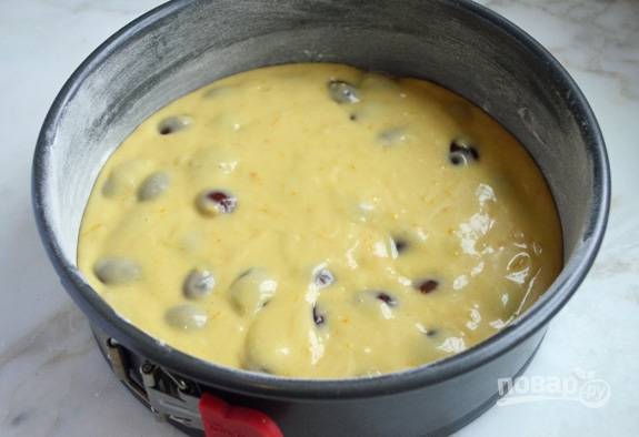 6. Потом влейте тесто в смазанную сливочным маслом и присыпанную мукой форму для выпечки. 
