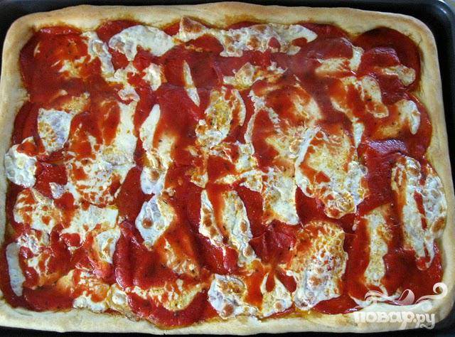 6. Выложить начинки: сначала пепперони, затем моцареллу и соус. Выпекать пиццу в течение 15-20 минут. Подавать в горячем виде.