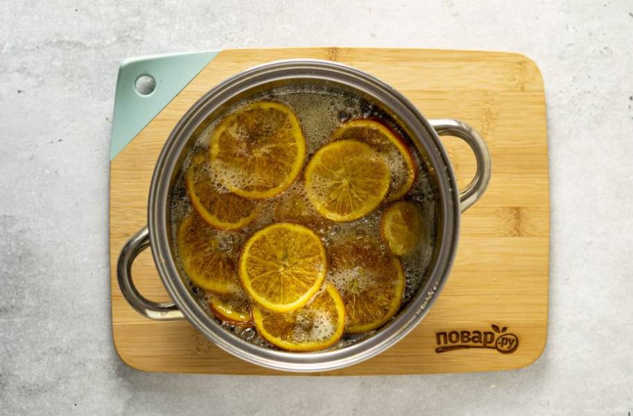 Варите апельсины на медленном огне 1-1,5 часа под крышкой. Готовы они будут тогда, когда кожура станет практически прозрачной.