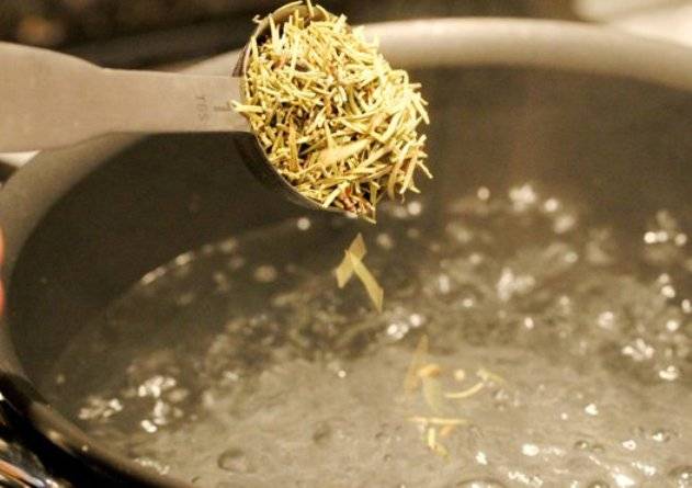 Картофель отварите до готовности в кипящей воде с добавлением сушеного розмарина. 