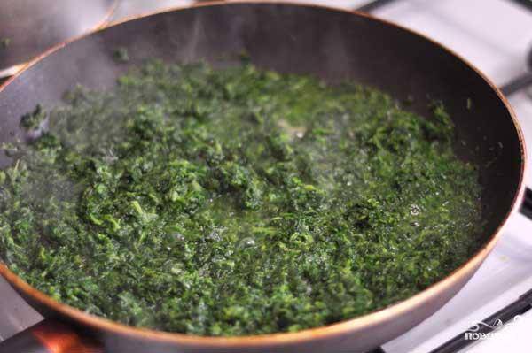 На сковородке с маслом и специями обжарить до полной готовности шпинат.