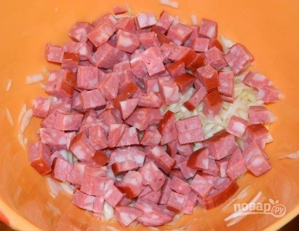 3. Нарежьте небольшими кубиками колбаску, выложите её в мисочку.