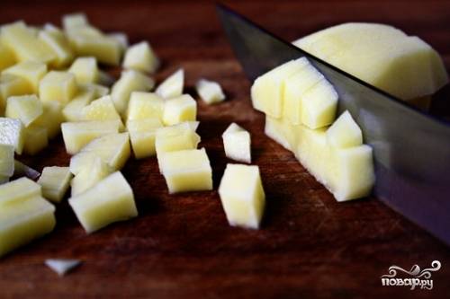 Вымоем картофель, очистим от кожуры, сполоснем и нарежем небольшими кубиками. 