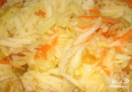 Возьмите квашеную капусту, выложите ее в рукав для запекания. Добавьте к ней половину тертой моркови и тертых яблок.