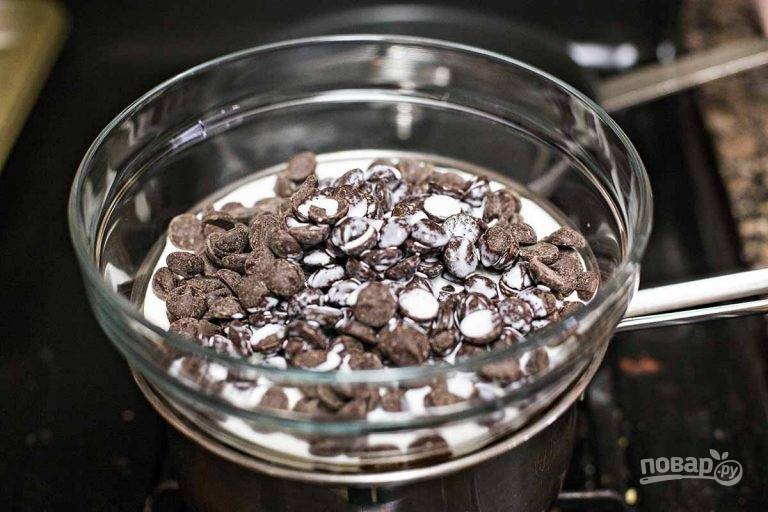 1.	В миску выложите шоколад, добавьте щепотку соли и жирные сливки. 
