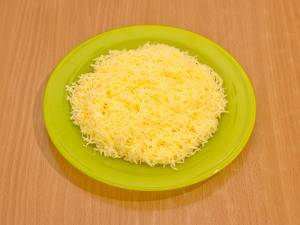 4. Натираем сыр на терке. Я обычно беру твердые сорта сыра.