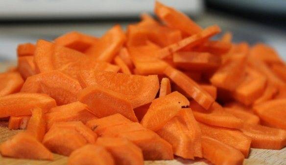 Морковь режем кружочками и еще раз пополам.