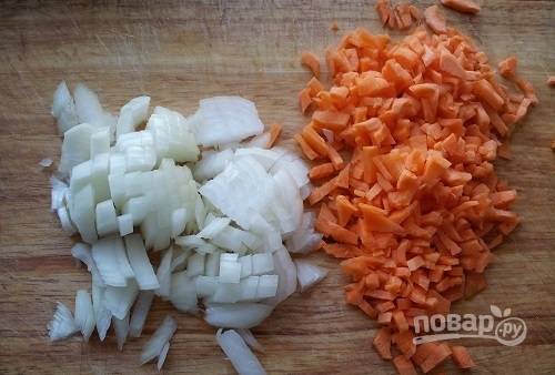 Лук и морковь почистите, помойте и нарежьте. Обжарьте овощи в масле до мягкости.