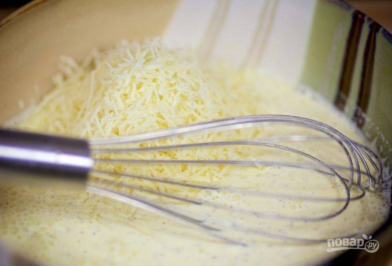 4. Добавьте потертый на терке сыр.