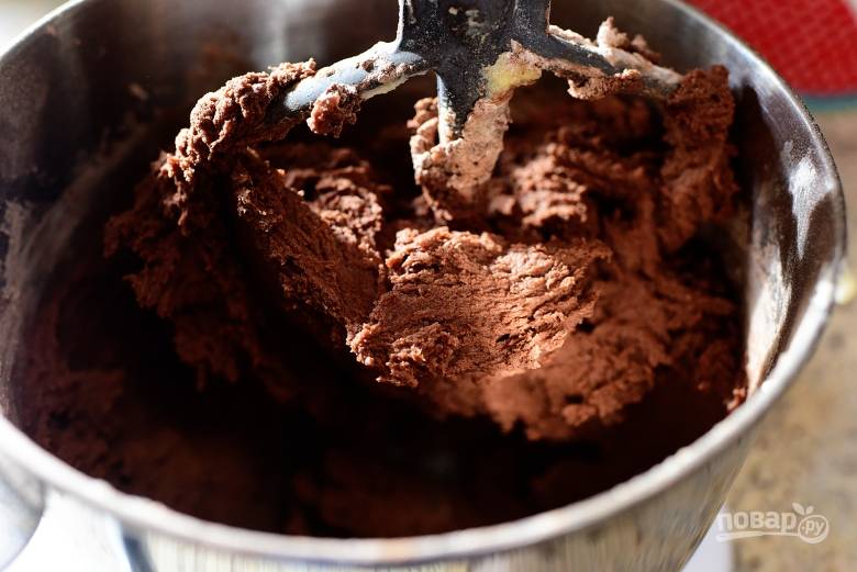 3. Замесите тесто, добавьте шоколадные капельки.