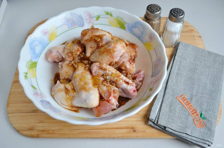3. Перемешайте мясо с маринадом, уплотните руками. Затяните пищевой пленкой и уберите в холод минимум на 1 час для маринования, за это время можно встряхнуть пару раз.
