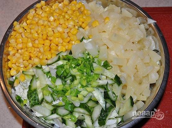4. Добавляем кукурузу и нарезанный кубиками ананас. Зелень добавляйте по вкусу. С представленными ингредиентами хорошо сочетается зеленый лук и петрушка.