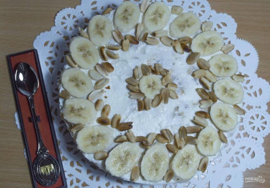 9. Выложите верх бананами, можно украсить орехами или фруктами. Даже шоколадная глазурь идеально подойдет для такого тортика.