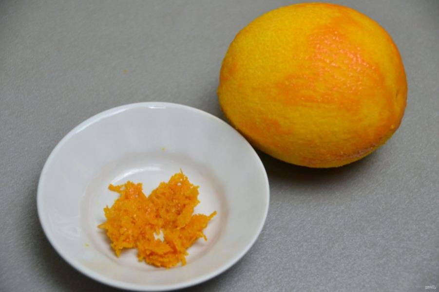 Снимите цедру 1 апельсина.