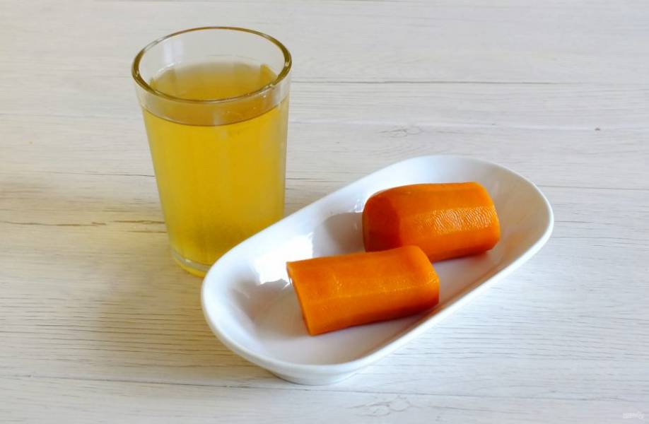 Отварите очищенную морковь до готовности. Отмерьте стакан отвара. Охладите до температуры 36-38 градусов.