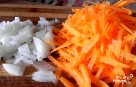 Нарезаем картошку кубиками. Трем на терке морковь. Берем оставшийся лук. Мы готовим суп без зажарки, поэтому будем закидывать овощи прямо в сыром виде.