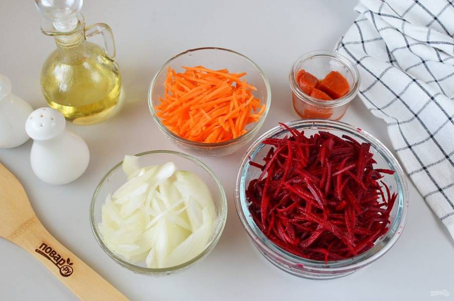 Тем временем подготовьте овощи для борща. Порежьте соломкой свеклу и морковь, лук полукольцами.